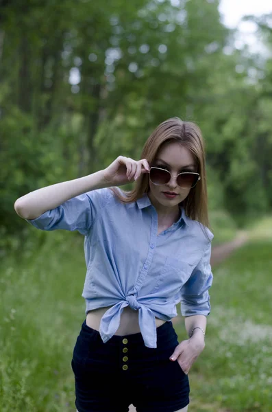 Bella Ragazza Nel Parco — Foto Stock