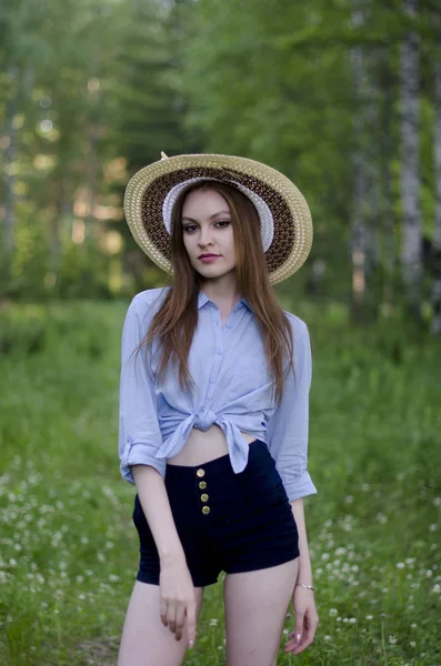 Bella Ragazza Nel Parco — Foto Stock