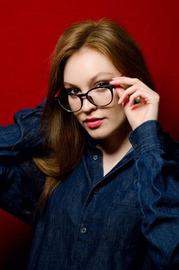 Stüdyoda kot güzel kız