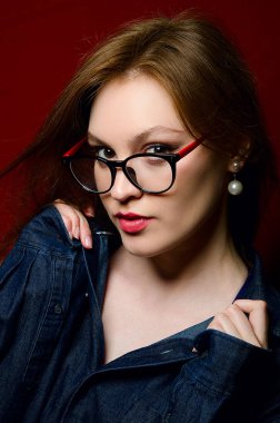 Stüdyoda kot güzel kız