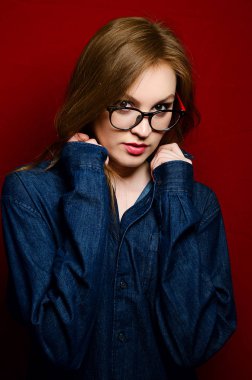 Stüdyoda kot güzel kız