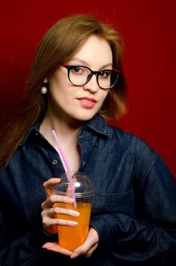 Stüdyoda kot güzel kız