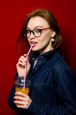 Stüdyoda kot güzel kız