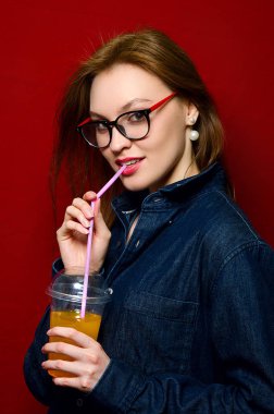 Stüdyoda kot güzel kız