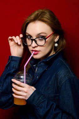 Stüdyoda kot güzel kız