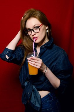 Stüdyoda kot güzel kız