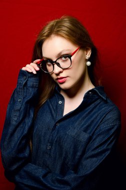 Stüdyoda kot güzel kız