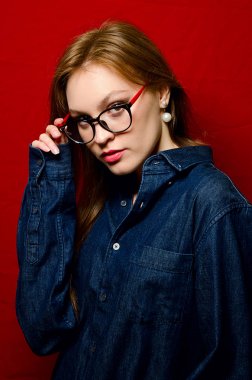 Stüdyoda kot güzel kız