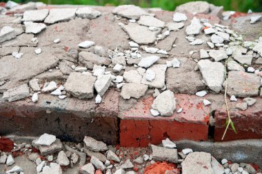 Yıkılmış bir binanın tuğlaları.