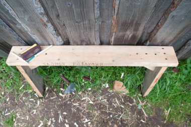 Ürün, tahtalardan oluşan bir bank.