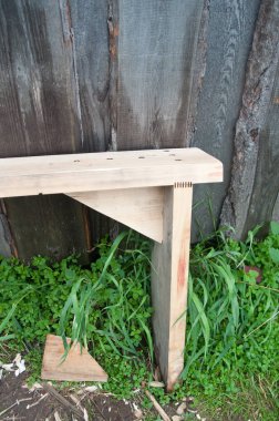 Ürün, tahtalardan oluşan bir bank.