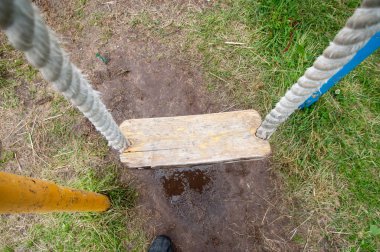 İp salıncak tüpüne bağlı.