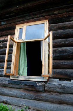 Ahşap bir evin kırsal penceresi