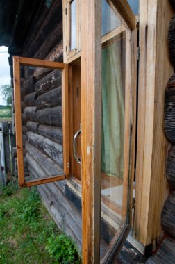 Ahşap bir evin kırsal penceresi