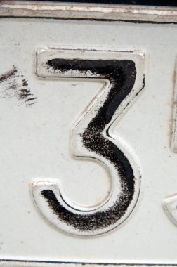 Beyaz arka planda üç numara.