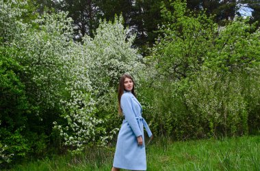 bir çiçeklenme Parkta güzel kız