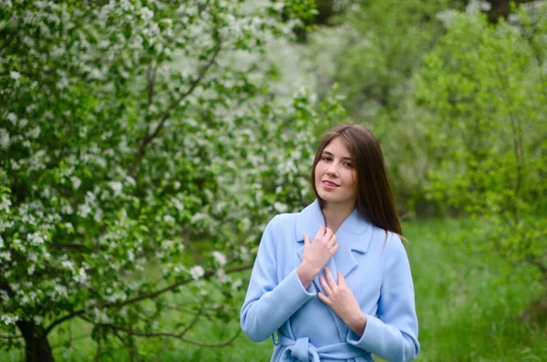 Schöne Mädchen Einem Blühenden Park — Stockfoto