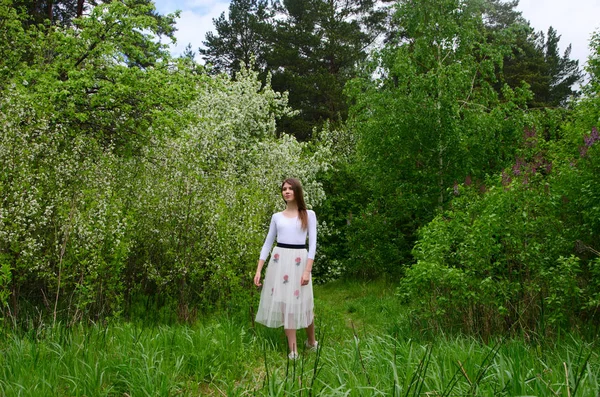 Belle Fille Dans Parc Fleurs — Photo