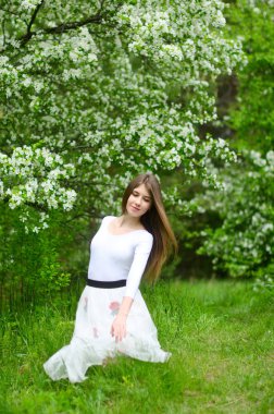 bir çiçeklenme Parkta güzel kız