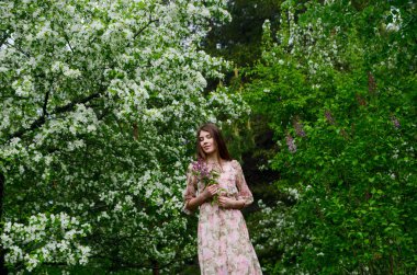 bir çiçeklenme Parkta güzel kız