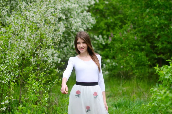 Belle Fille Dans Parc Fleurs — Photo