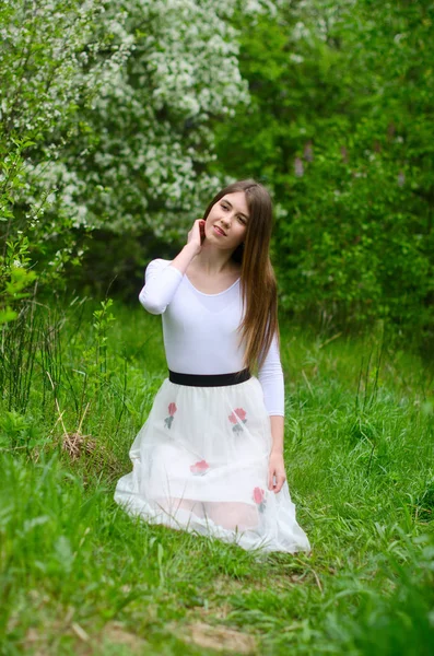 Piękna Dziewczyna Kwitnącym Parku — Zdjęcie stockowe