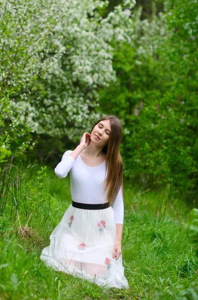 Belle Fille Dans Parc Fleurs — Photo