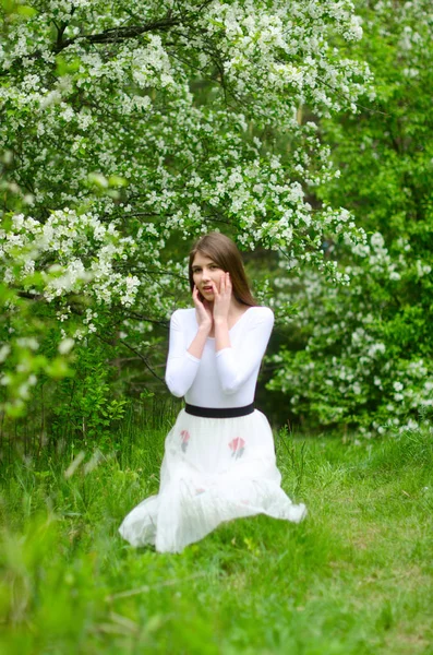 Piękna Dziewczyna Kwitnącym Parku — Zdjęcie stockowe