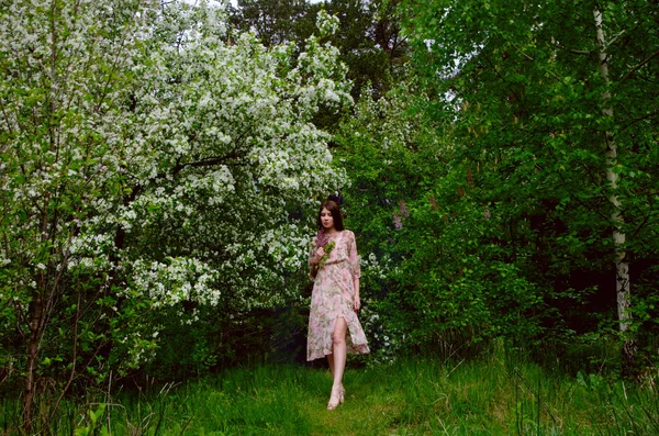 Belle Fille Dans Parc Fleurs — Photo