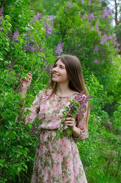 Красивая Девушка Цветущем Парке — стоковое фото