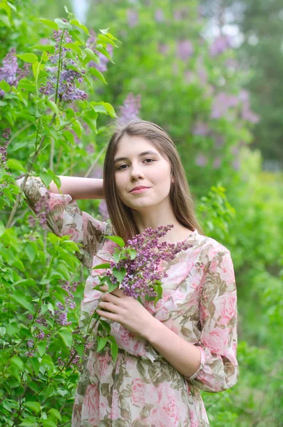 Schöne Mädchen Einem Blühenden Park — Stockfoto