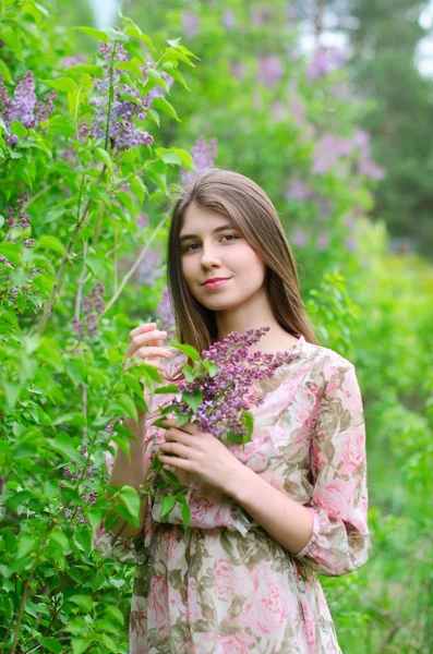 Schöne Mädchen Einem Blühenden Park — Stockfoto