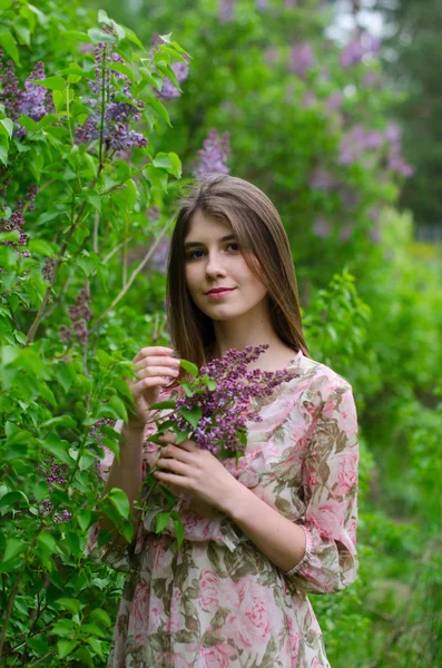 Красивая Девушка Цветущем Парке — стоковое фото