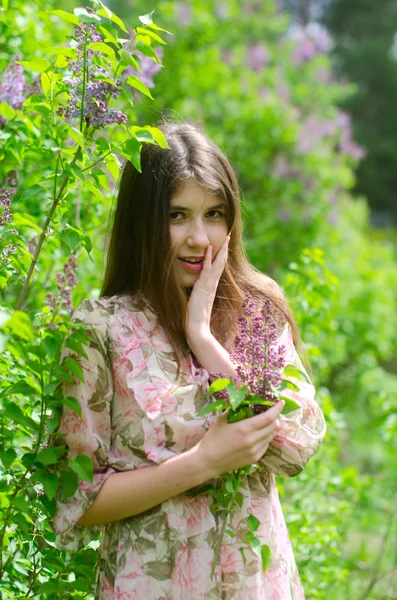 Gyönyörű Lány Egy Virágzó Park — Stock Fotó