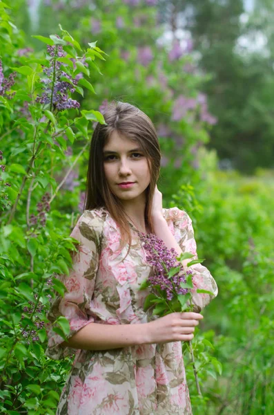 Schöne Mädchen Einem Blühenden Park — Stockfoto