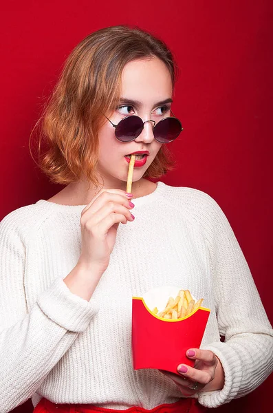 Schönes Mädchen Mit Pommes Und Getränk — Stockfoto