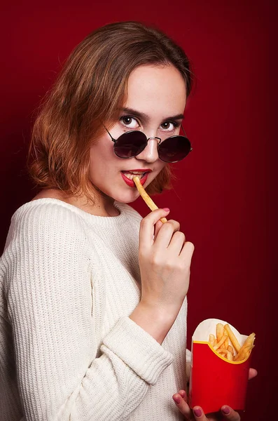 Mooi Meisje Met Frietjes Drinken — Stockfoto