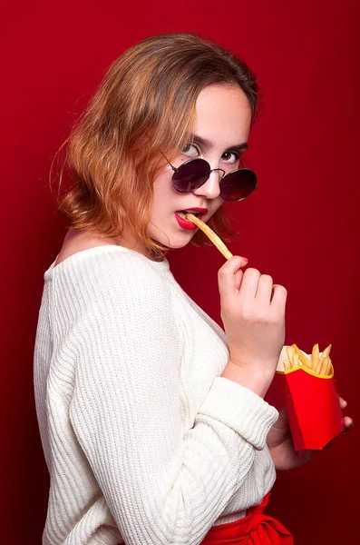 Schönes Mädchen Mit Pommes Und Getränk — Stockfoto