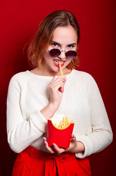 Bella Ragazza Con Patatine Fritte Bere — Foto Stock