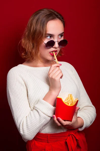 Schönes Mädchen Mit Pommes Und Getränk — Stockfoto