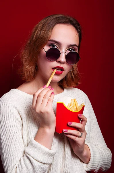 Schönes Mädchen Mit Pommes Und Getränk — Stockfoto