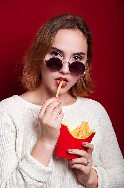 Mooi Meisje Met Frietjes Drinken — Stockfoto