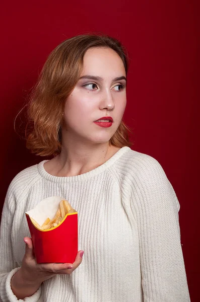 Bella Ragazza Con Patatine Fritte Bere — Foto Stock