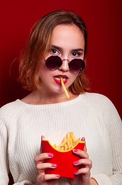 Bella Ragazza Con Patatine Fritte Bere — Foto Stock