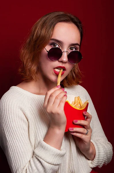 Mooi Meisje Met Frietjes Drinken — Stockfoto