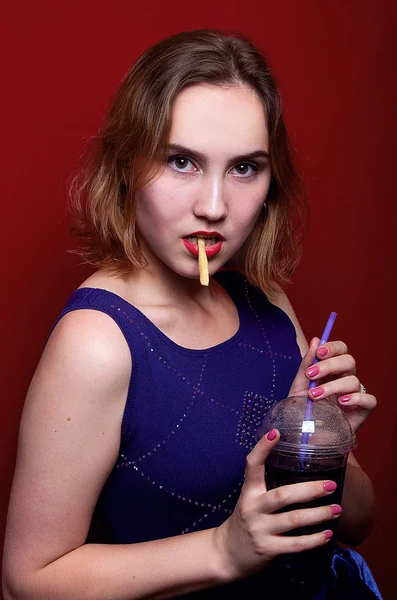 Belle Fille Avec Des Frites Des Boissons — Photo