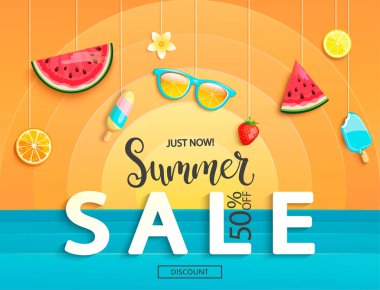Yaz satışı büyük başlığı ile meyve, dondurma, karpuz, portakal, Gözlük, çilek. Şablon kartı geometrik arka plan güneş ve deniz ile indirim. 