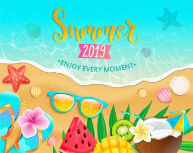 2019 yazının afişi. Sıcak kum ve deniz, kokteyl, karpuz, mango ve kivi, sahilde tropikal meyveler.. 