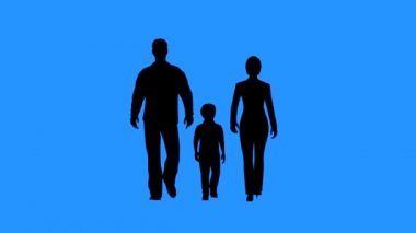Birlikte yürüyen bir aile. Aile değerleri veya çocuk evlat edinme kavramı. Mavi arka plan üzerinde ailesinin siluetleri.