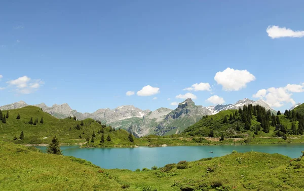 スイスの山にある湖 — ストック写真